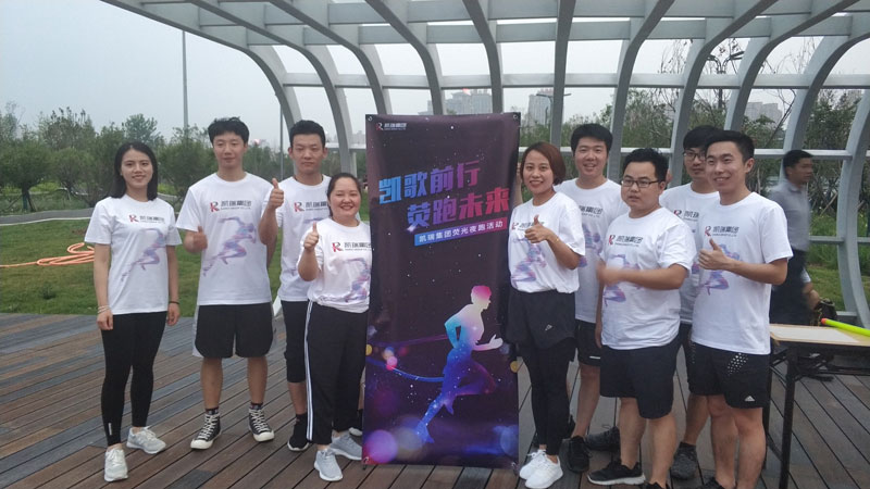 记UG环球集团2019年夏日荧光夜跑活动